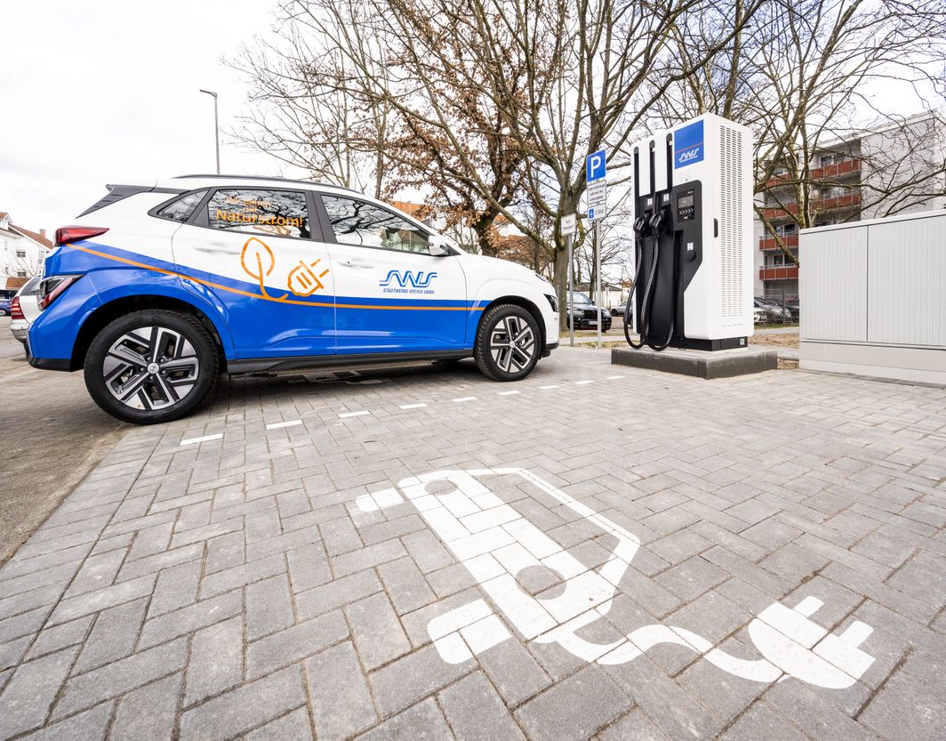 Auto was vor einer Elektroladesäule steht