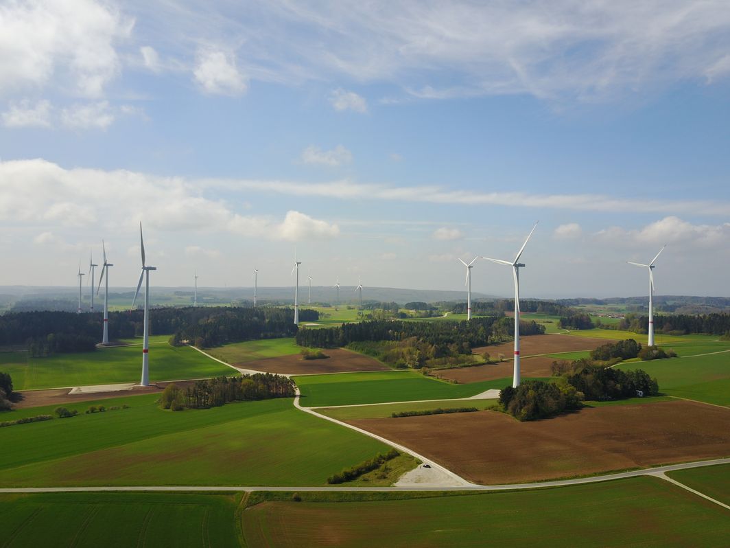 Feld mit Windrädern