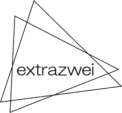 auf schwarzem Hintergrund, zwei aufeinanderliegende weiße Dreiecke und in der Mitte der Schriftzug "extrazwei"