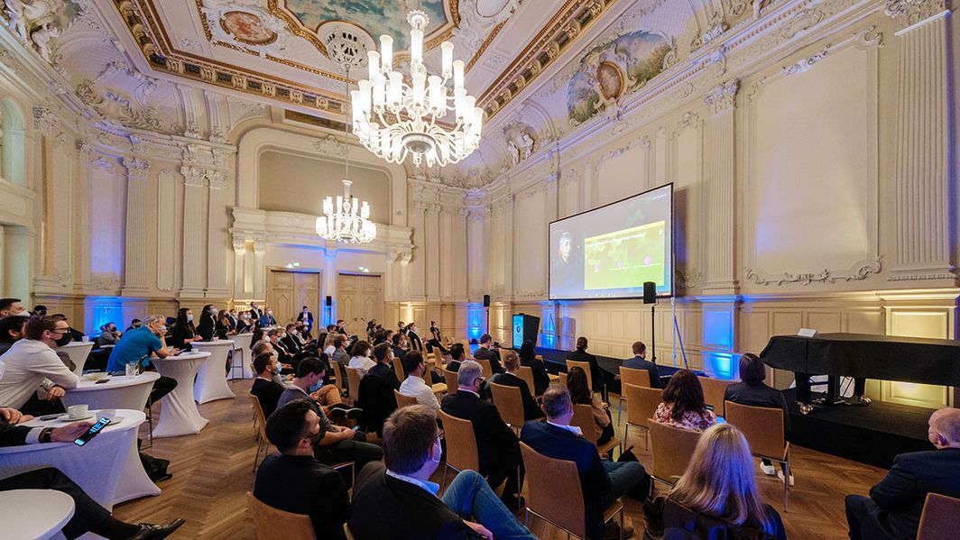 Blick in den Barocksaal Blick auf eine Leinwand in einem pompösen Saal