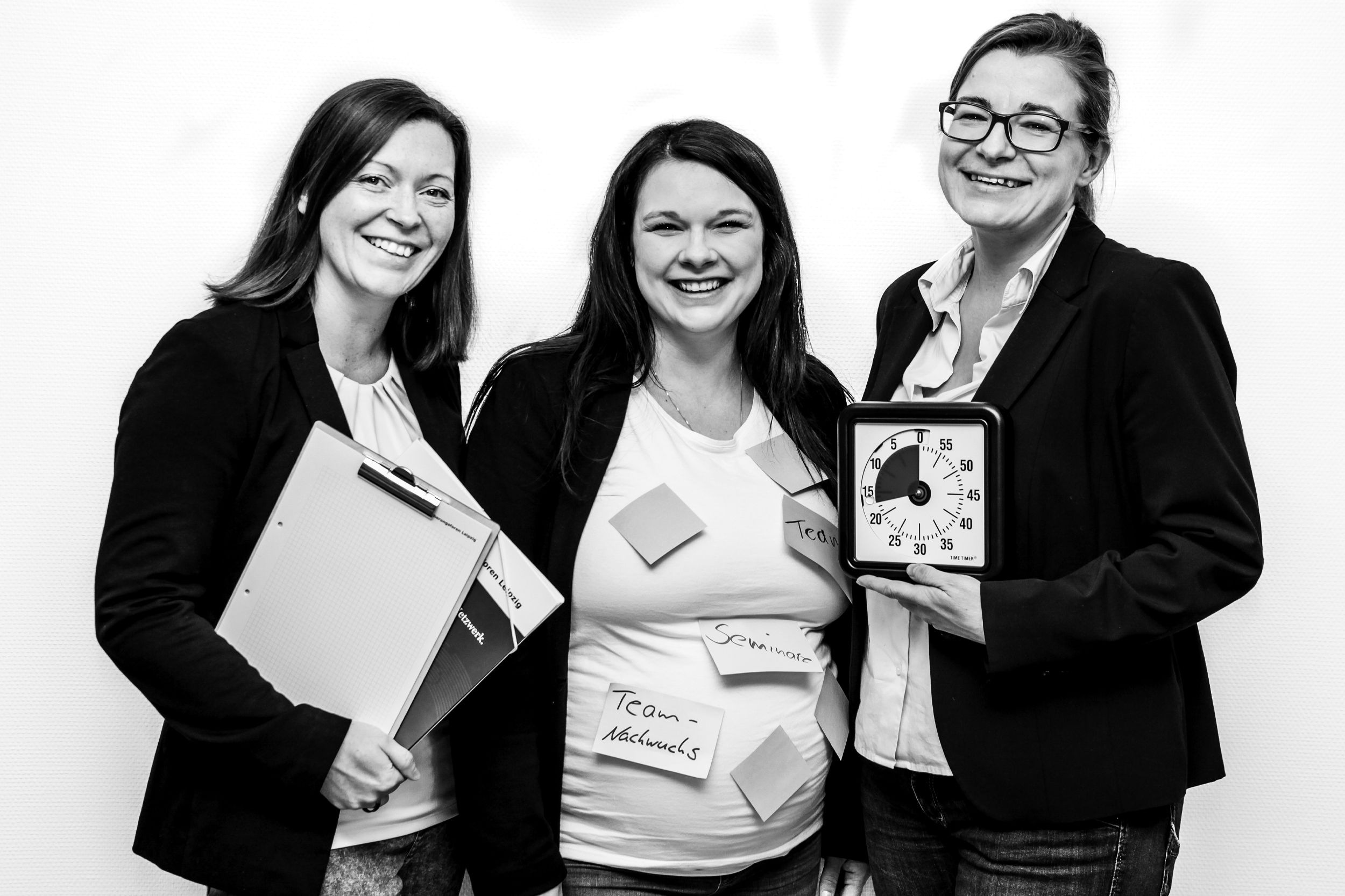 Unsere Damen von der Versicherungsforen-Akademie