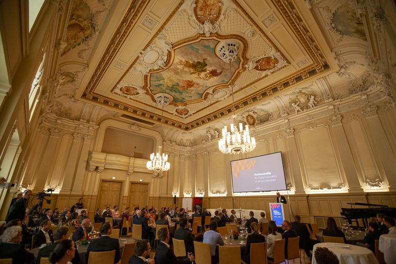Menschen feiern in einem Barocksaal