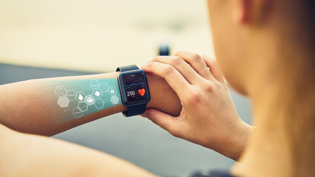 Person checkt ihre Gesundheitsdaten über eine Smart Watch 