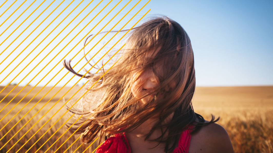 Mädchen mit wehenden Haaren in der Sonne