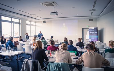 Social-Media-Trends 2026 in der Versicherungswirtschaft: Zwischen KI-Kompetenz, Short-Form-Videos und strategischem Personal Branding