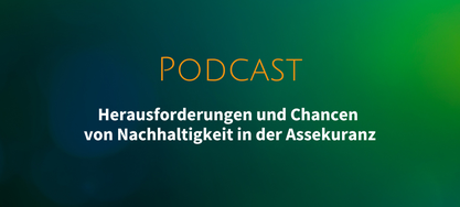 Grüner Hintergrund mit Text: Podcast - Herausforderungen und Chancen von Nachhaltigkeit in der Assekuranz