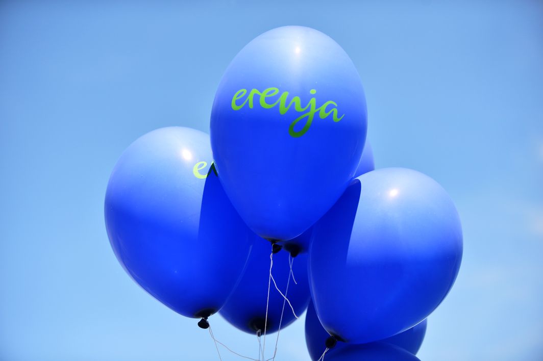 Luftballons die am Bund hängen und das Firmenlogo enthalten haben