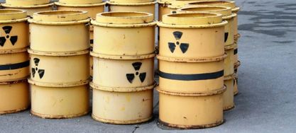Gelbe Fässer mit Warnzeichen Atommüll