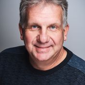Portraitfotografie von Pascal Pierron in gedeckten, deunklen Farben.