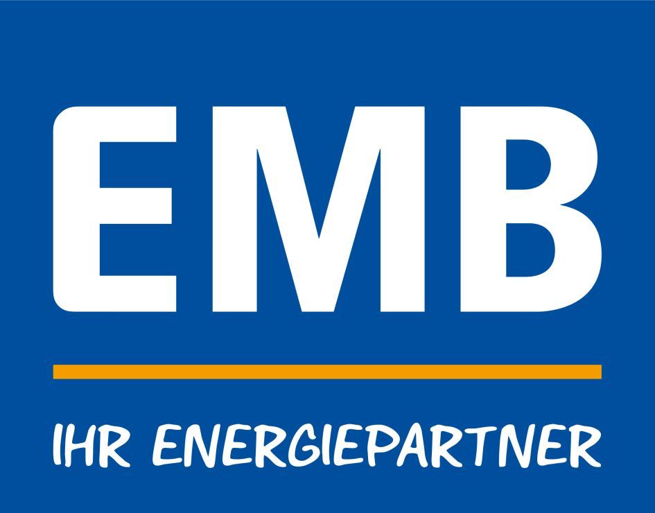 Große weiße Buchstaben "EMB" stehen auf dem dunkelblauen Hintergrund. Eine dünne gelbe Linie trennt sie von dem Text unten. Der Text lautet "Ihr Energiepartner"