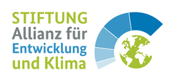 Logo der Stiftung Allianz für Entwicklung und Klima. Titel auf der linken Seite in grün, grau und blauer Schrift. Auf der rechten Seite befindet sich eine Abbildung des Erdplaneten mit einem blauen Halbkreis in verschiedenen Blautönen.