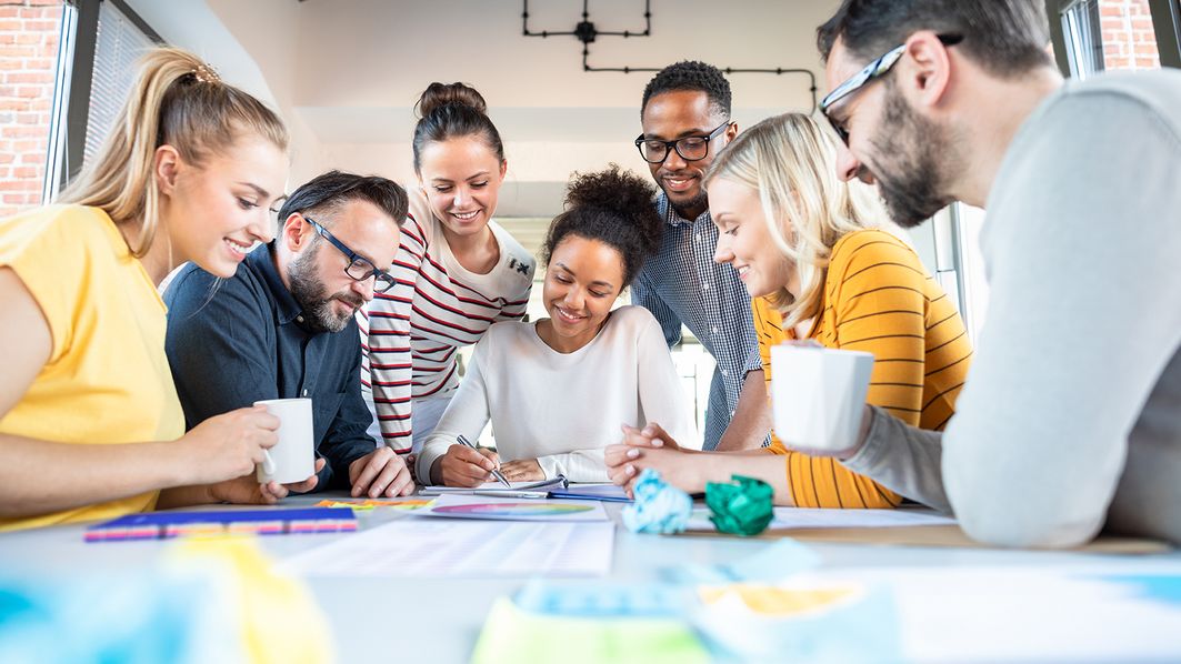 Mehrere Personen sprechen über ihre Zusammenarbeit