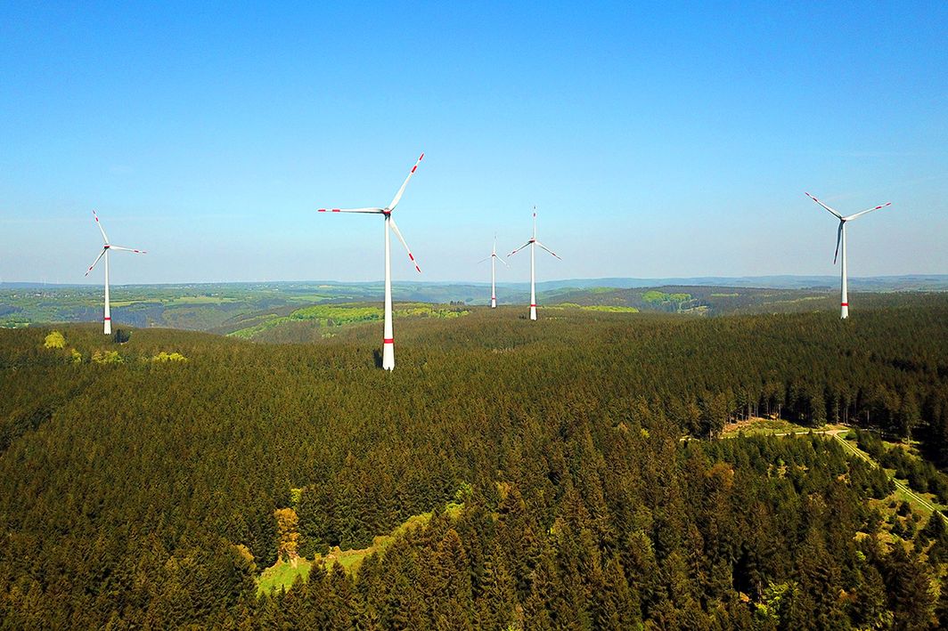 Sicht auf eine Agrarfläche mit Windrädern