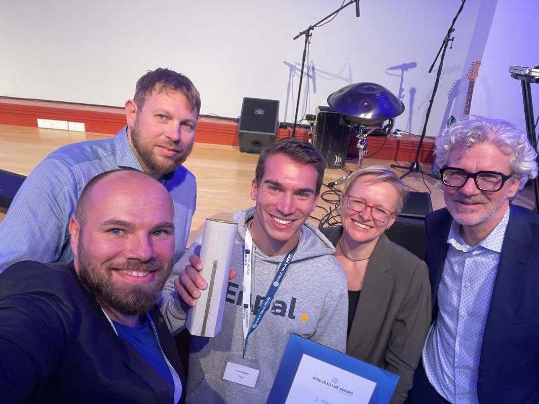 Die Geschäftsführung der LF Gruppe mit dem Gewinner des Public Value Awards for Start-ups 2022,  Frank Köhler von Enpal
