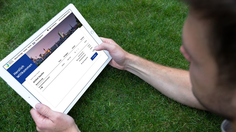 Online-Ticketing-Systeme für Stadtwerke Mann hält iPad in den Händen