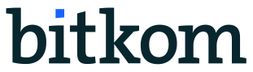 Logo bitkom - schwarzer Schriftzug "bitkom" in Kleinbuchstaben. Der i-Punkt ist blau eingefärbt