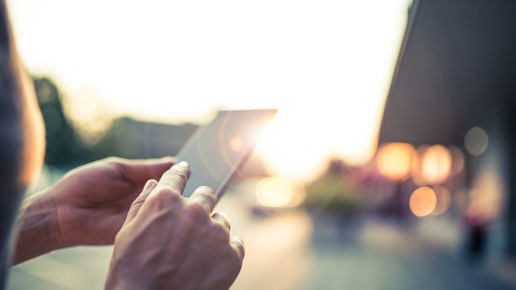 Person mit Handy in den Händen 