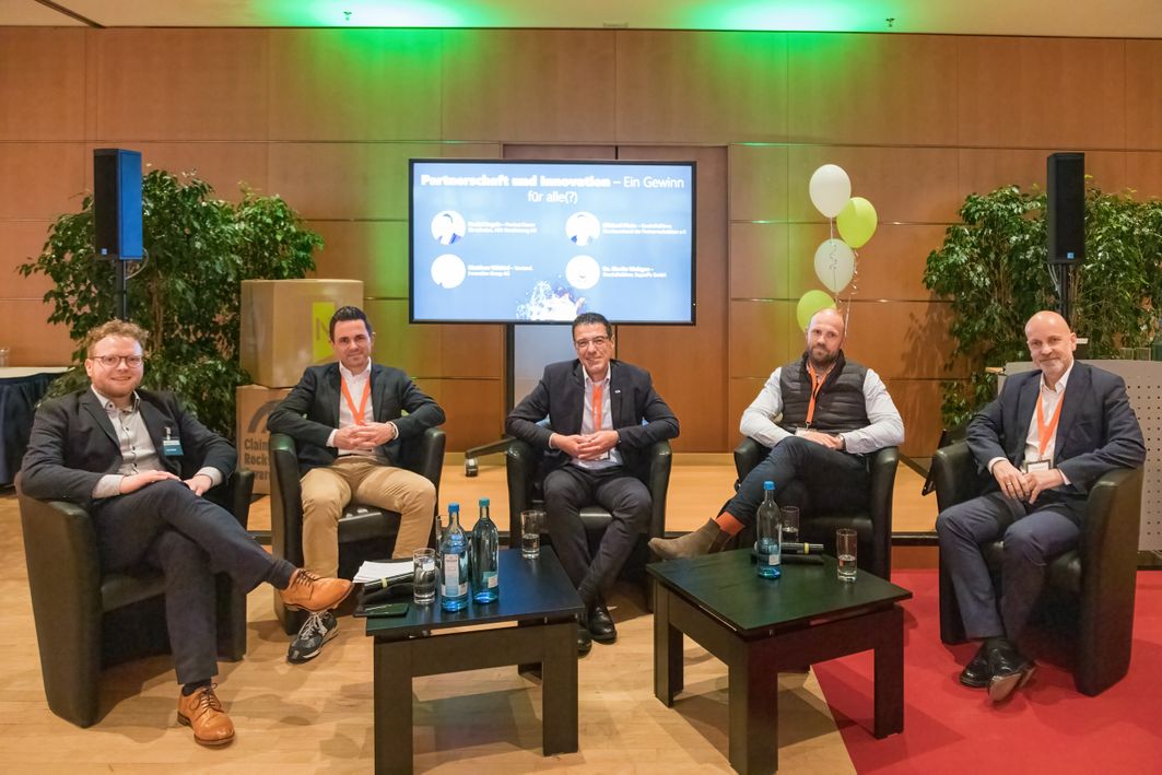 Mehrere Männer in Gesprächsrunde