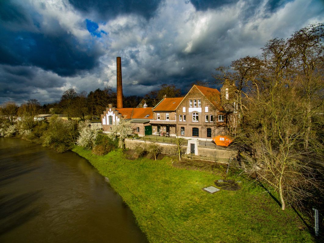 Wasserwerk an einem Fluss