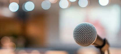 Mikrofon in einem großen Veranstaltungssaal