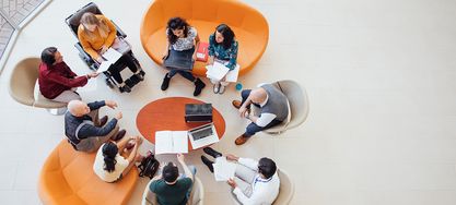 Mehrere Personen sitzen in einer Gesprächsrunde zusammen