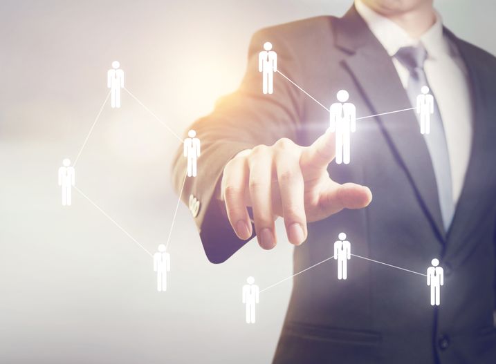 Human Personalabteilung Mensch der auf visuelles Netwerk tippt