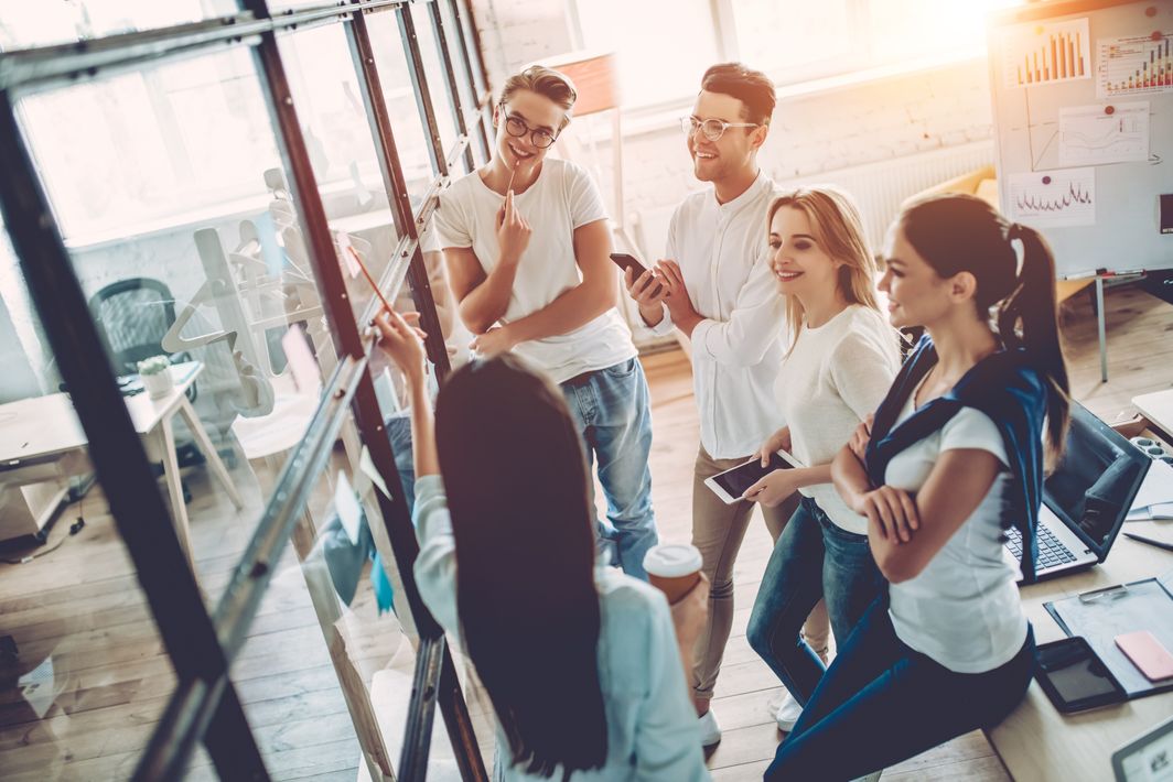 Generation Z Gruppe von Menschen vor Whitboard
