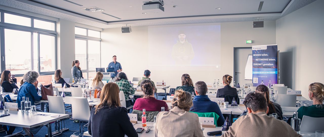 Social-Media-Trends 2026 in der Versicherungswirtschaft: Zwischen KI-Kompetenz, Short-Form-Videos und strategischem Personal Branding