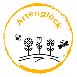 orangenes rundes Logo von Artenglück. Im Kreis befindet sich das Wort Artenglück und gemalte Blumen