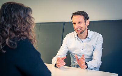 Interview: Metakognition als Schlüsselkompetenz für den GenAI-Einsatz in der Assekuranz