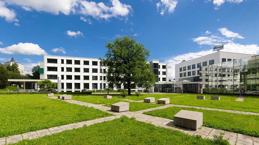 Gebäude hinter Baum