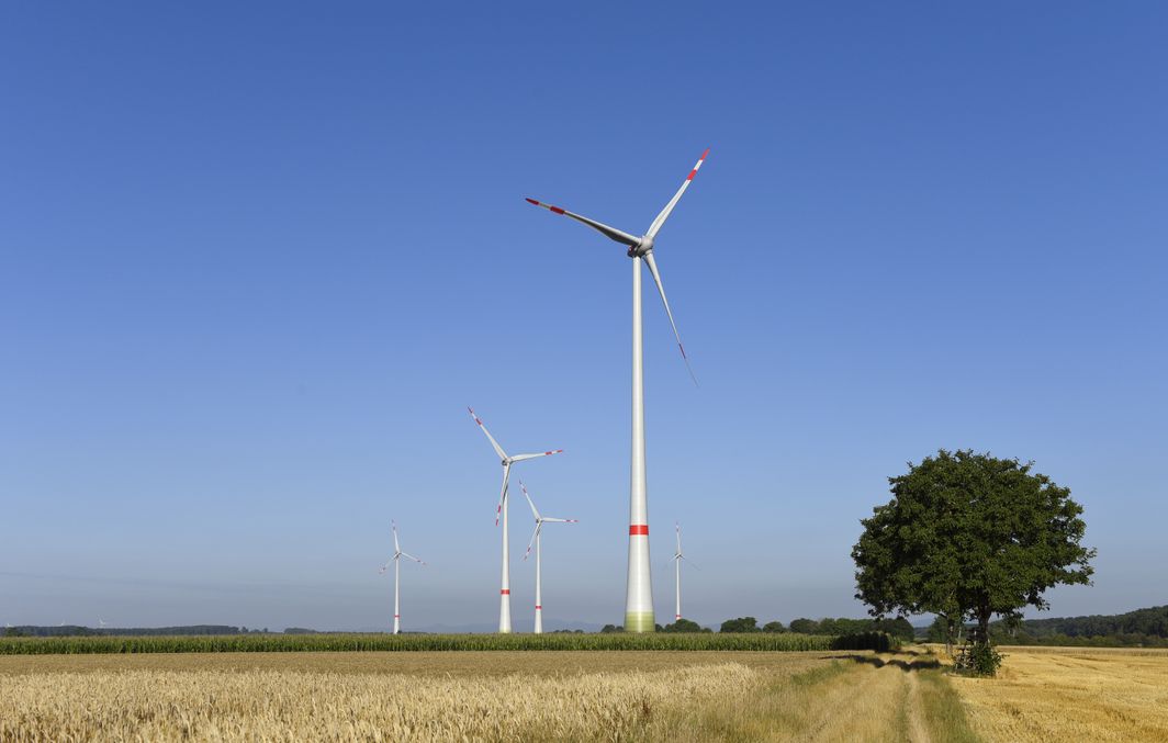 Feld auf dem Windräder stehen