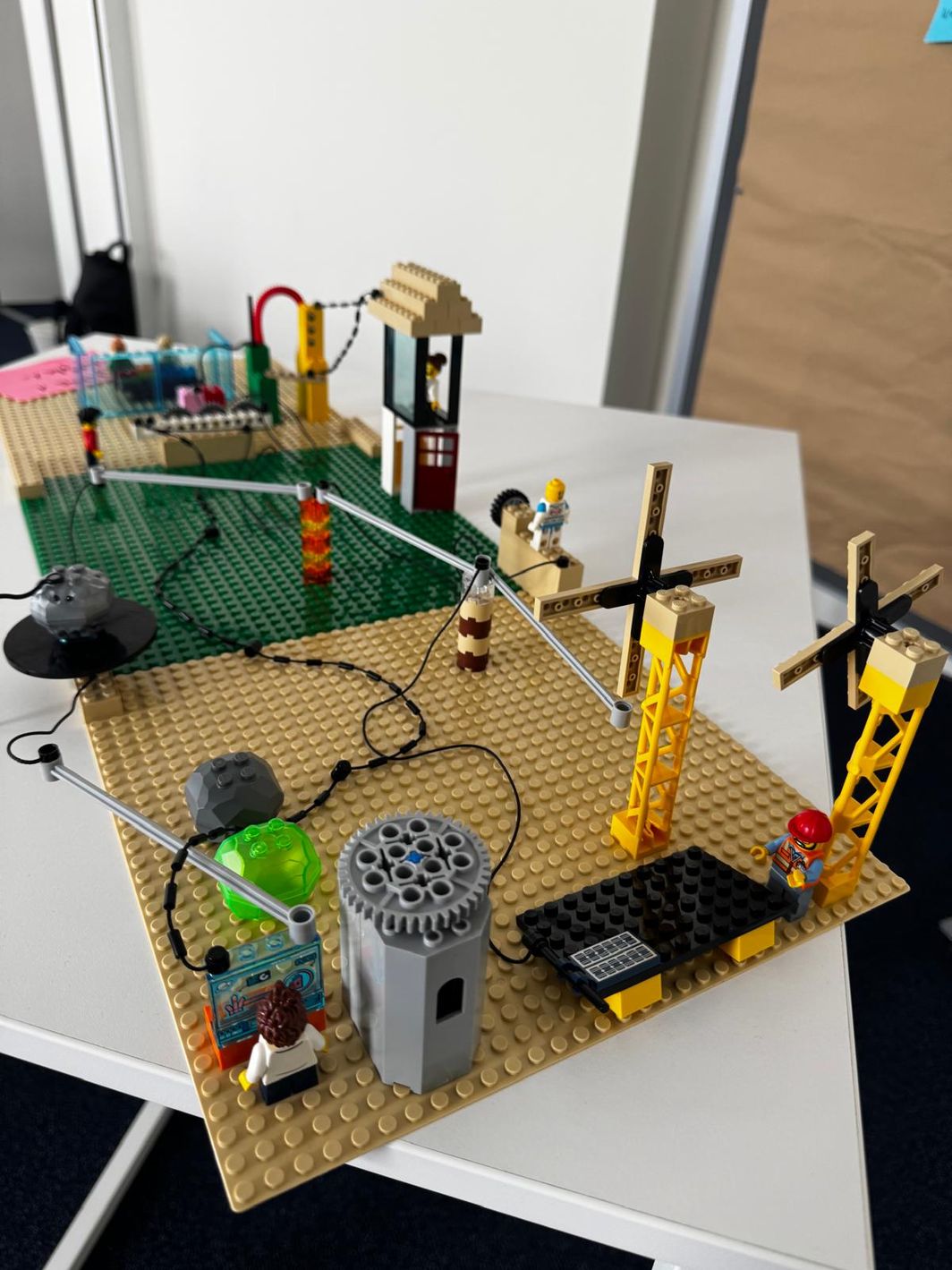 Ein LEGO-Modell entstand im Workshop und zeigt, wie ein Energie-Beschaffungssystem funktionieren kann.