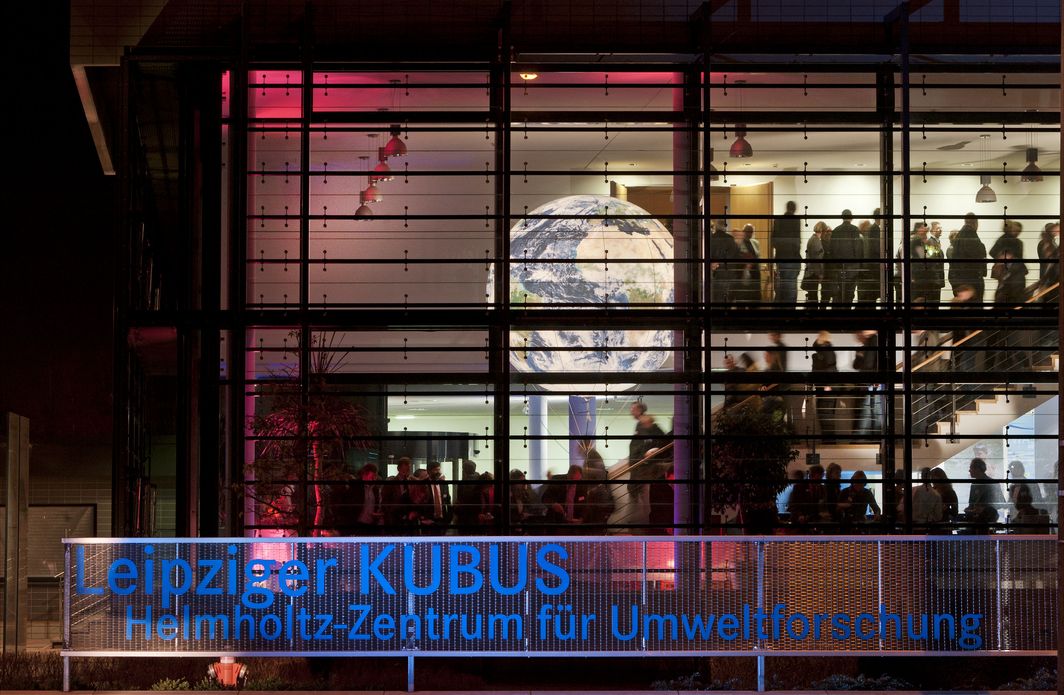 Blick auf das Veranstaltungszentrum des UFZ am Standort Leipzig während einer abendlichen Veranstaltung.