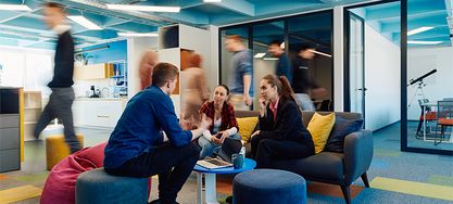 Mitarbeiter besprechen sich im Büro