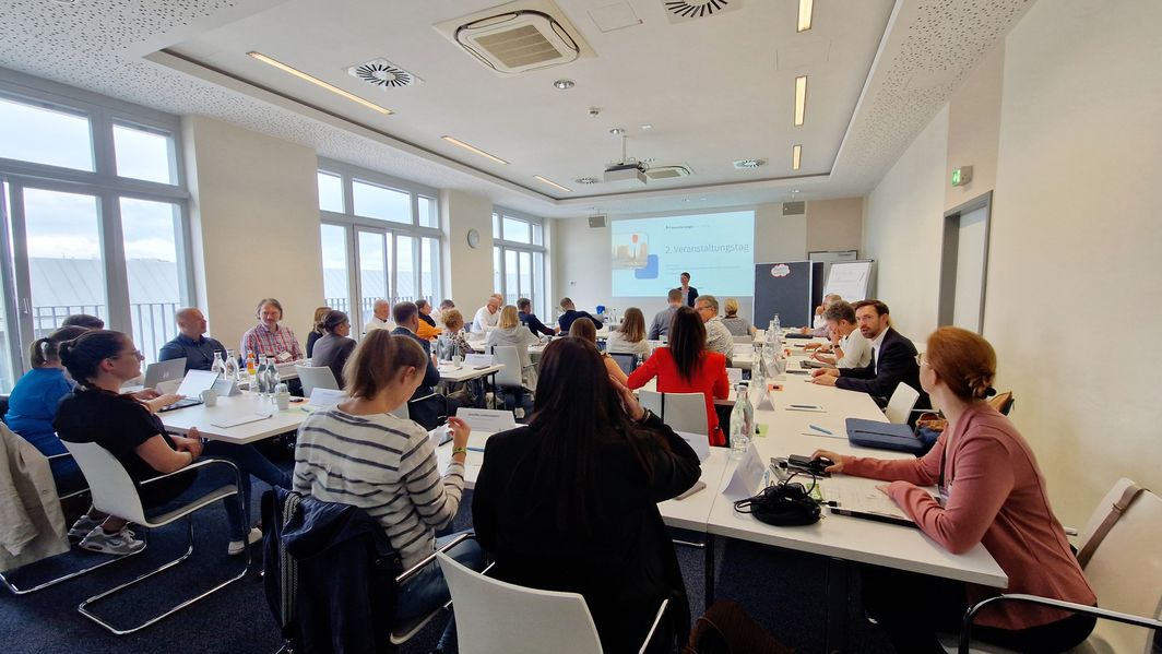 Karin van de Put als Moderatorin der User Group "Unfallversicherung"