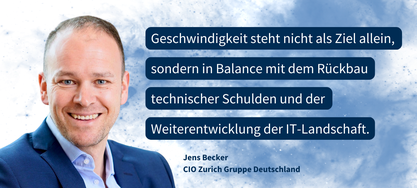 Ein Porträtfoto von Jens Becker vor einem blau-weißen Hintergrund mit einem Zitat aus dem Interview: "Geschwindigkeit steht nicht als Ziel allein, sondern in Balance mit dem Rückbau technischer Schulden und der Weiterentwicklung der IT-Landschaft."