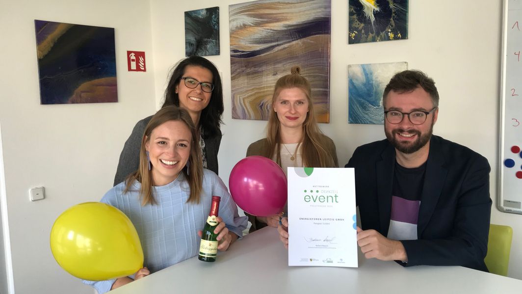 GO.DIGITAL-Team Denkzeit-Event-Auszeichnung Personen halten Urkunden in den Händen
