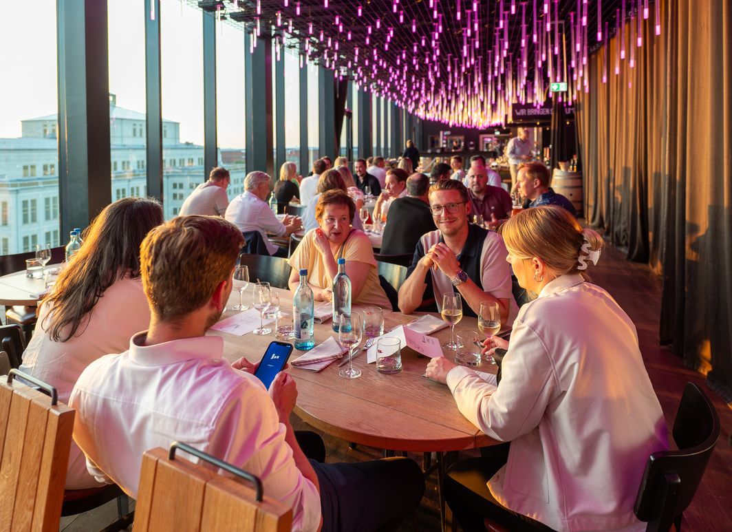 Networking bei Getränken in der Skybar am Augustusplatz