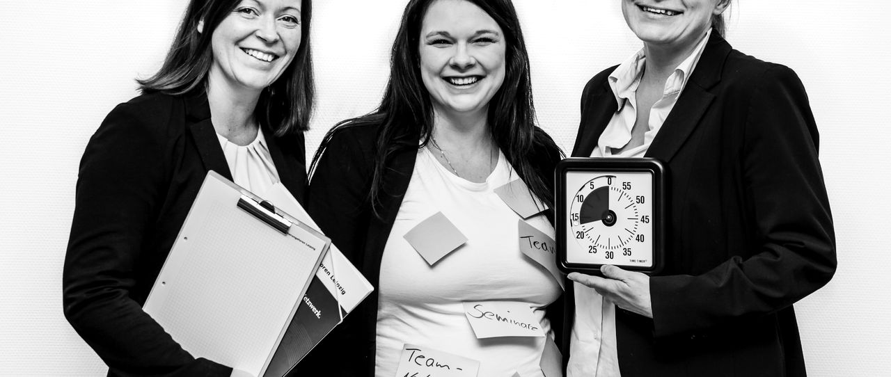 Unsere Damen von der Versicherungsforen-Akademie