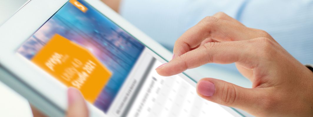 Utility 4.0 Studie: Digitalisierung im Branchenvergleich Hand schwebt über Tablet