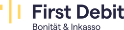 Zu sehen ist das Logo dunkelblaue Logo von First Debit auf weißem Grund. Vor dem ersten Buchstaben erscheinen drei unterschiedlich lange gelbe senkrechte Streifen.
