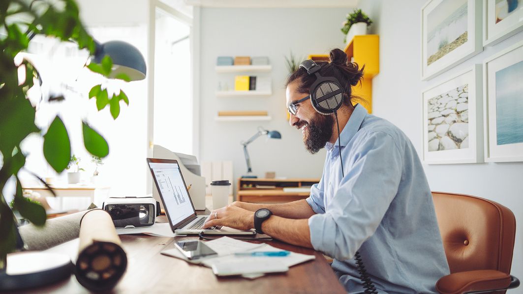 Mann mit Headset führt Kundengespräche