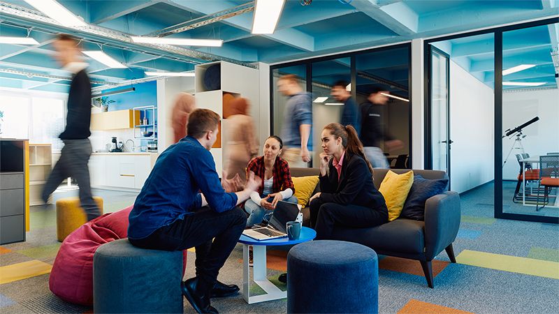 Mitarbeiter besprechen sich im Büro