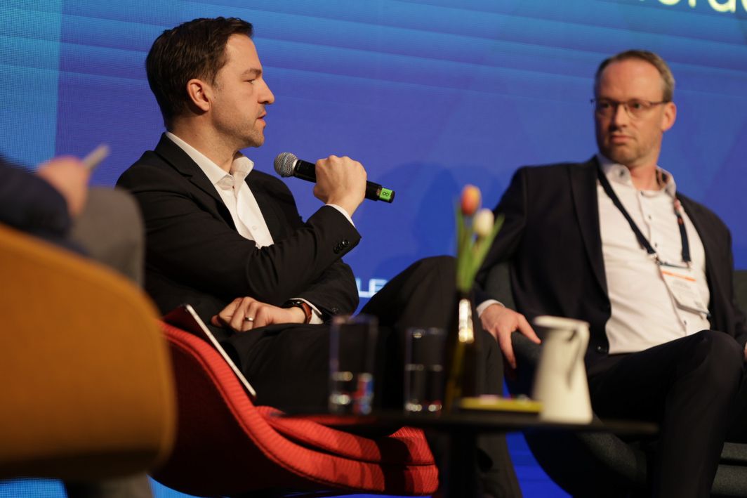 Mathias Timm redet während der Podiumsdiskussion