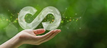 Über einer Hand schwebt ein futuristisches Unendlichkeitszeichen