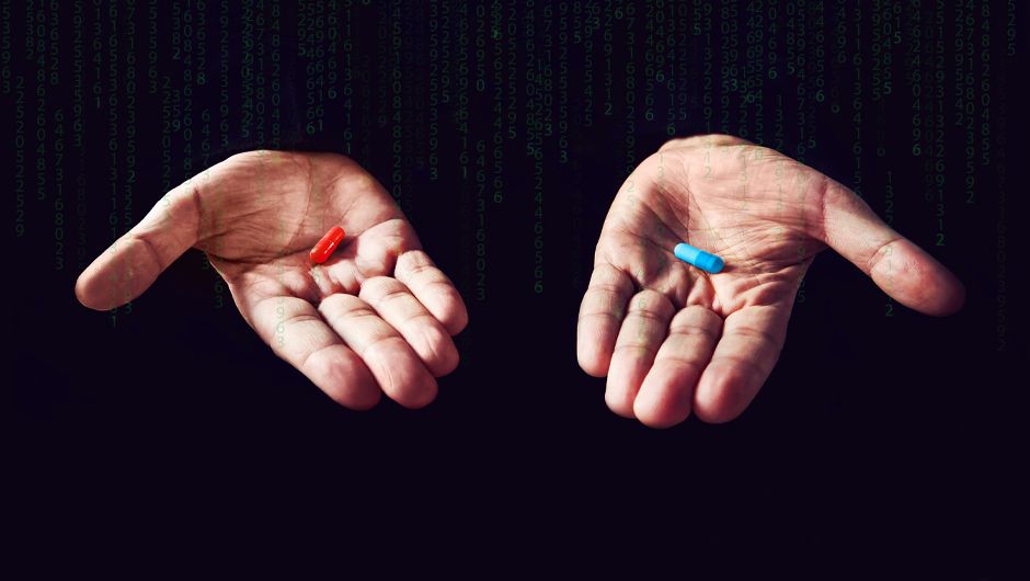 Zwei Hände mit einer blauen und einer roten Pille auf schwarzem Hintergrund