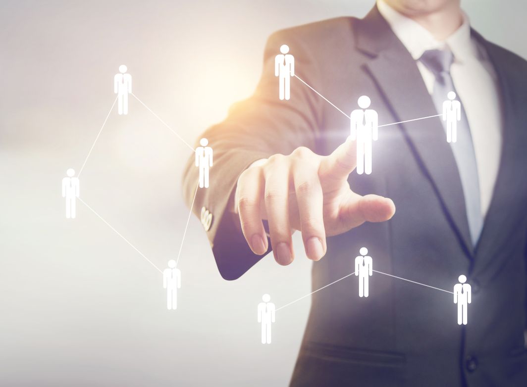 Human Personalabteilung Mensch der auf visuelles Netwerk tippt