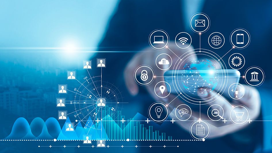 Wirksame Schutzmaßnahmen vor Cyberangriffen Mann hält Smartphone in der Hand und entdeckt zahlreiche Funktionen