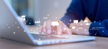 Ein Kunde nutzt ein digitales Gerät, um mit dem Unternehmen in Kontakt zu kommen und macht sich auf die Customer Journey.